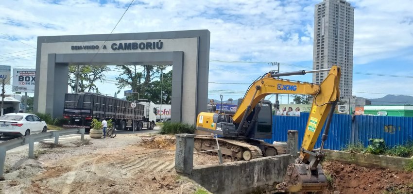 Equipes de Chapec&oacute; auxiliam na desobstru&ccedil;&atilde;o de c&oacute;rregos e limpeza em BC e Cambori&uacute;