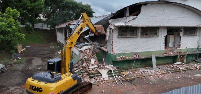 Inicia demoli&ccedil;&atilde;o de pr&eacute;dio para constru&ccedil;&atilde;o da nova sede da C&acirc;mara de Vereadores de Chapec&oacute;