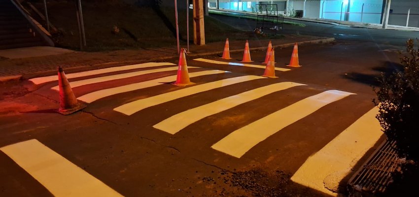 Prefeitura de Chapec&oacute; realiza revitaliza&ccedil;&atilde;o de sinaliza&ccedil;&atilde;o em frente as escolas