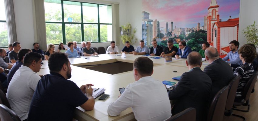 Prefeito de Chapec&oacute; e Caixa celebram conv&ecirc;nio para a constru&ccedil;&atilde;o de 82 casas populares