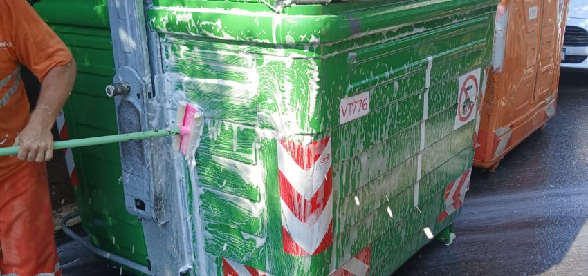 Recipientes de res&iacute;duos s&oacute;lidos passam por higieniza&ccedil;&atilde;o