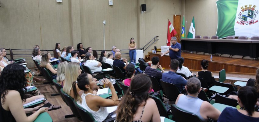 Secretaria de Sa&uacute;de re&uacute;ne coordenadores e entrega equipamentos de teste para Dengue