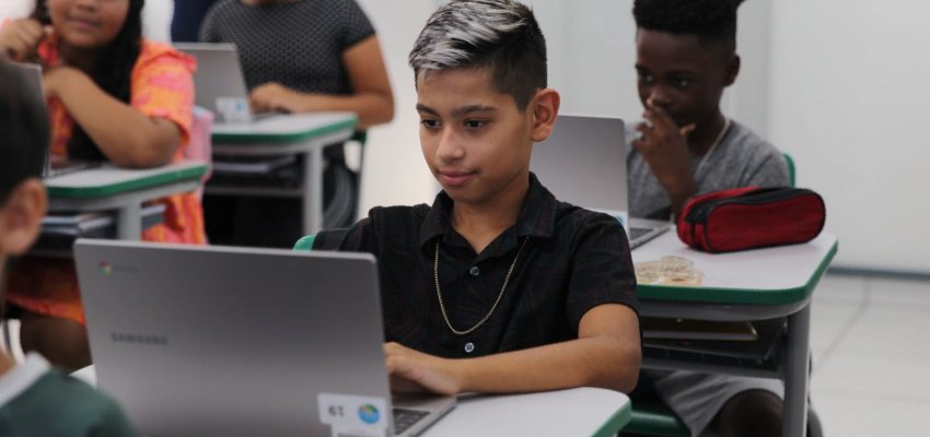 Prefeitura amplia projeto Pensamento Computacional e entrega novos chromebooks