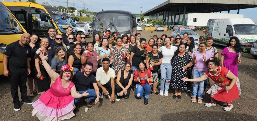 Equipe da varrição de Chapecó participam de atividade alusiva ao Dia da Mulher