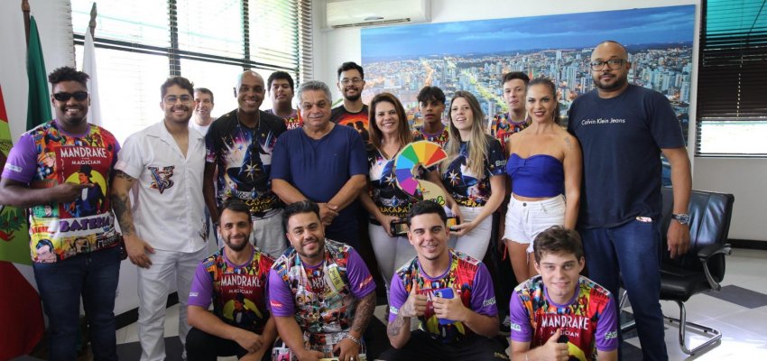 Campe&otilde;es do carnaval de Joa&ccedil;aba visitam prefeito Jo&atilde;o Rodrigues
