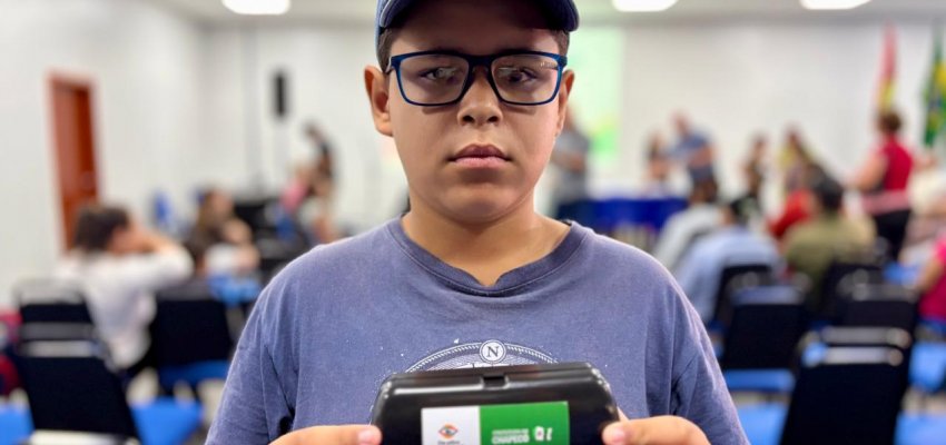 Programa de Olho no Futuro entrega nova remessa de &oacute;culos