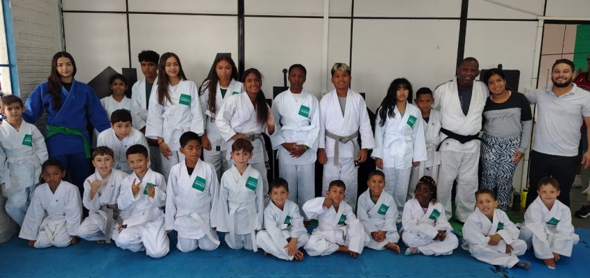 Atletas do Jud&ocirc; do Programa Atleta do Futuro recebem quimonos
