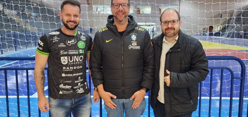 Representante da CBFS vistoria gin&aacute;sios para jogos da Chape Futsal no Brasileiro