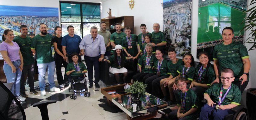 Prefeito de Chapec&oacute; recebe equipe premiada nas Paralimp&iacute;adas Escolares