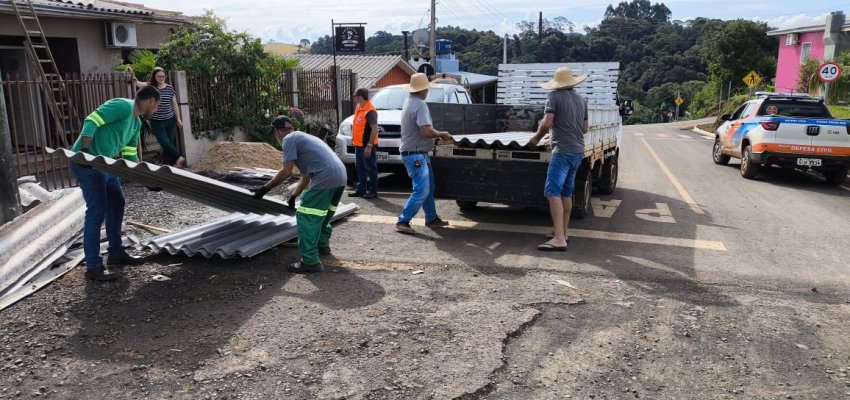 Prefeitura e Defesa Civil iniciam a entrega de telhas para fam&iacute;lias atingidas pela chuva