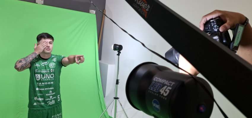 Chape Futsal faz fotos para &aacute;lbum de figurinhas do Brasileiro