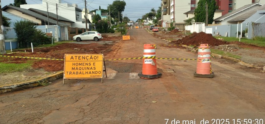 Rua Uruguai &eacute; fechada para obras de alargamento