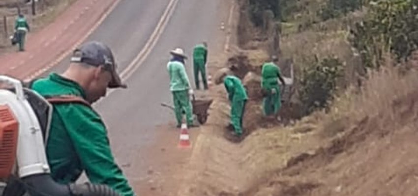 Detentos auxiliam na limpeza do acesso a Faxinal dos Rosas