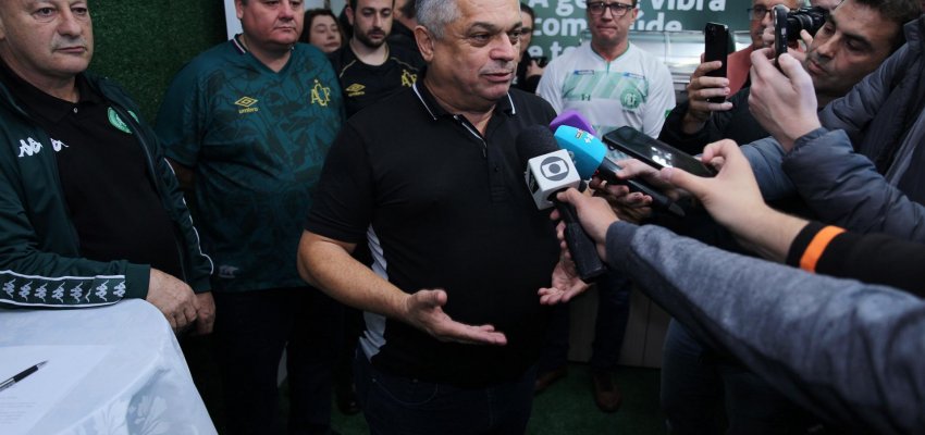 Prefeitura de Chapec&oacute; d&aacute; ordem de servi&ccedil;o para reforma da ilumina&ccedil;&atilde;o da Arena Cond&aacute;