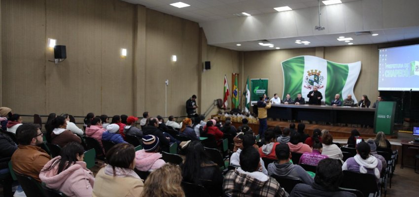 Programa Frentes de Trabalho realiza homenagens e divulga  workshop