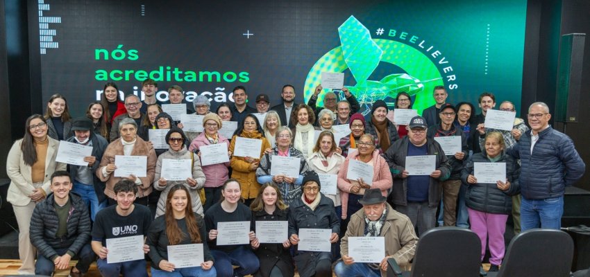 Idosos de Chapec&oacute; recebem certificado do curso de Inclus&atilde;o Digital 