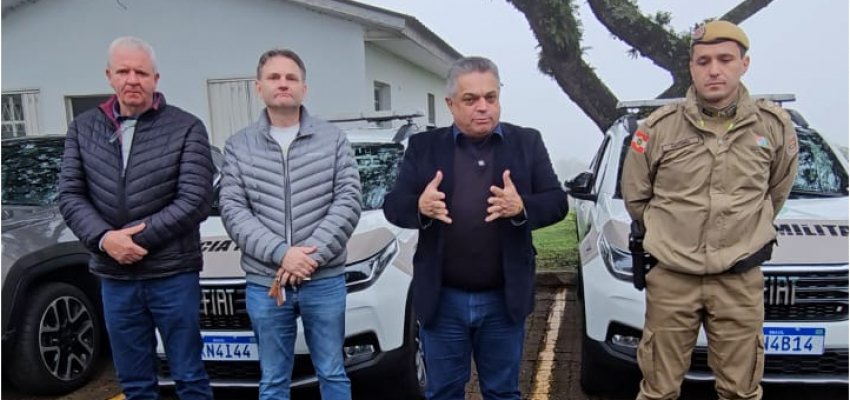 Prefeitura de Chapec&oacute; doa dois ve&iacute;culos para a Pol&iacute;cia Militar