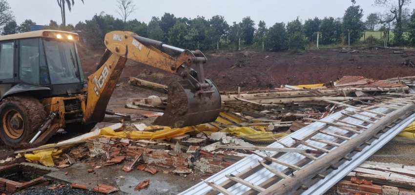 Prefeitura e Defesa Civil de Chapecó atuam para recuperar estragos causados por temporal