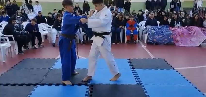 Atleta da Prefeitura de Chapec&oacute; celebra o Dia do Estudante com apresenta&ccedil;&atilde;o em escola