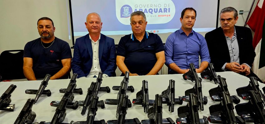 Guarda Municipal de Chapecó doa 30 armas para Guarda de Araquari