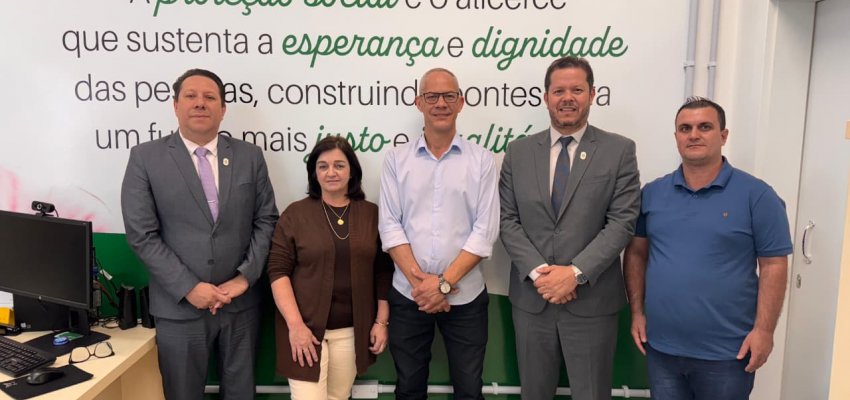 Comitiva de Foz do Iguaçu visita estrutura do Programa Mão Amiga