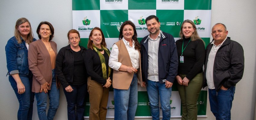 Secretaria de Educação recebe representantes do município de Três Palmeiras