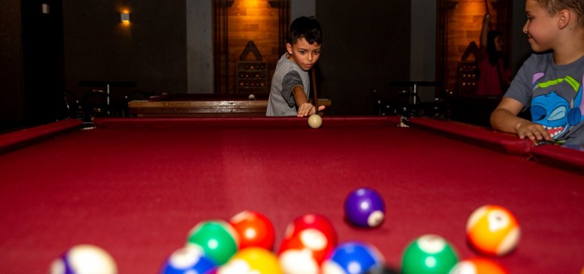 Esportes de precisão: Estudantes da EBM Guido Mantelli aprendem sobre Sinuca e Boliche