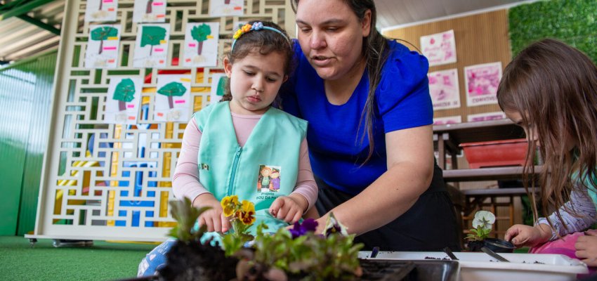Crianças do CEIM Nossos Sonhos realizam plantio de flores