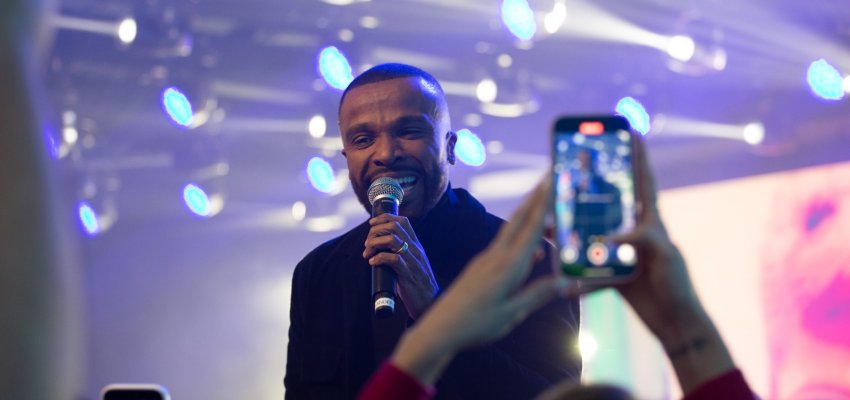 Efapi do Brasil: Alexandre Pires entre os 100 maiores artistas latinos do século