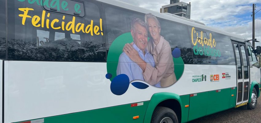 Novo &ocirc;nibus da Cidade do Idoso &eacute; inaugurado com passeio de grupo do Marechal Bormann para a Efapi