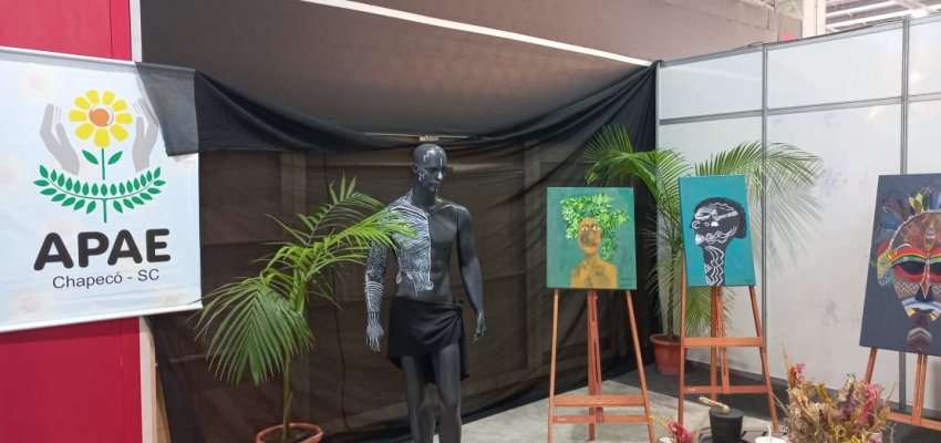 APAE celebra 55 anos e leva arte, rifa solidária e visibilidade institucional à Efapi do Brasil 2025