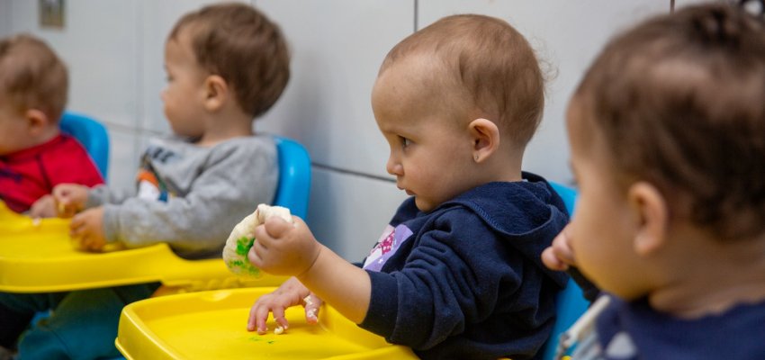 Berçário do CEIM BB Criança explora as sensações