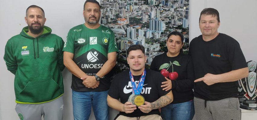 Paratleta Maycon Ant&ocirc;nio &eacute; recebido em Chapec&oacute; ap&oacute;s conquistas nacionais e internacionais