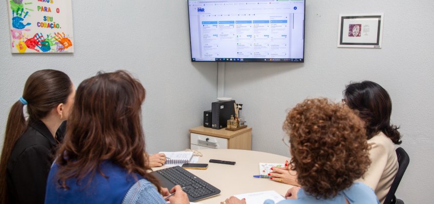 Secretaria de Educa&ccedil;&atilde;o recebe formadora do MEC para discutir novo PAR