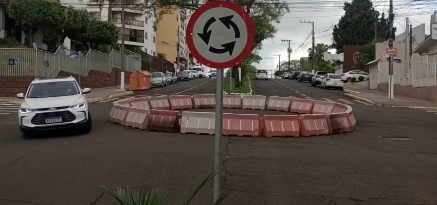 Prefeitura instala rotatória no cruzamento da rua Florianópolis com a avenida Fernando Machado