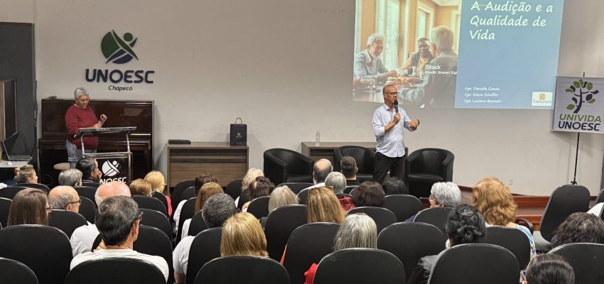 Idosos participam de palestra sobre audição e qualidade de vida