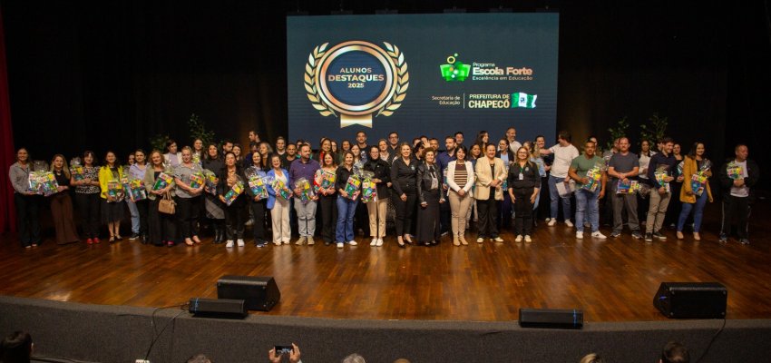 Secretaria de Educa&ccedil;&atilde;o celebra premia&ccedil;&atilde;o de estudantes e professores da rede municipal