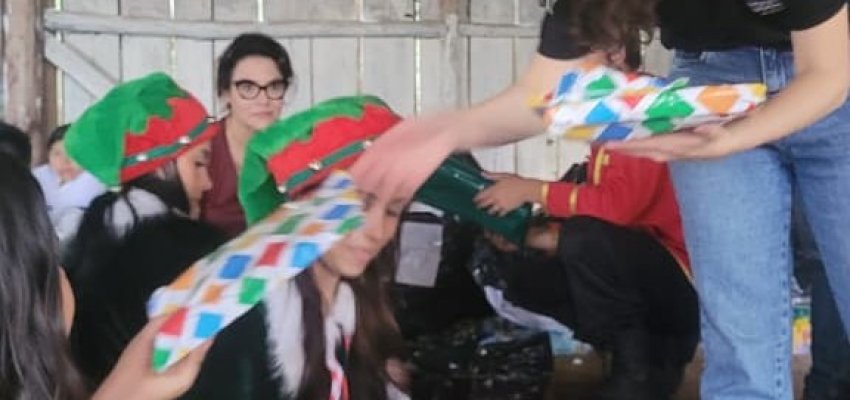 Orquestra Sinfônica de Chapecó entrega brinquedos na Aldeia Kondá