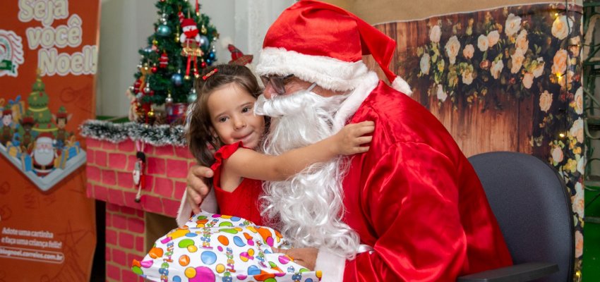Entrega de presentes do Papai Noel dos Correios alegra crianças do CEIM Pequeno Pensador
