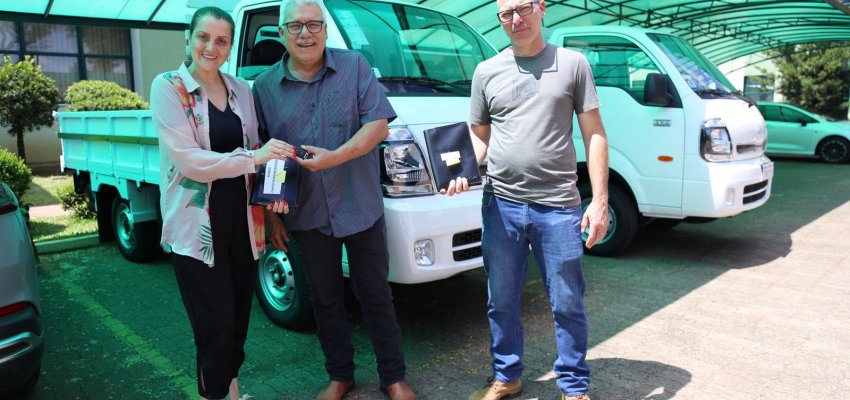 Prefeitura tem dois novos caminhões para o programa Água Boa e recolhimento de resíduos