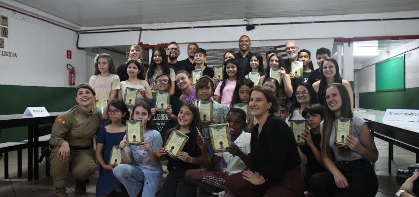 Poetizando as profissões: projeto de poesia da EBM Diogo Alves destaca profissões e ações do Proerd