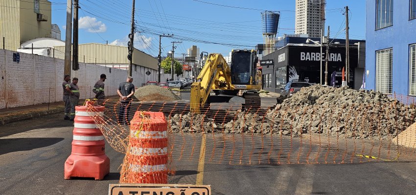 Rua Jo&atilde;o Martins est&aacute; bloqueada para obras de Macrodrenagem