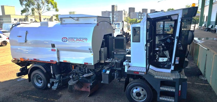Prefeitura adquire nova varredeira para limpeza de ruas