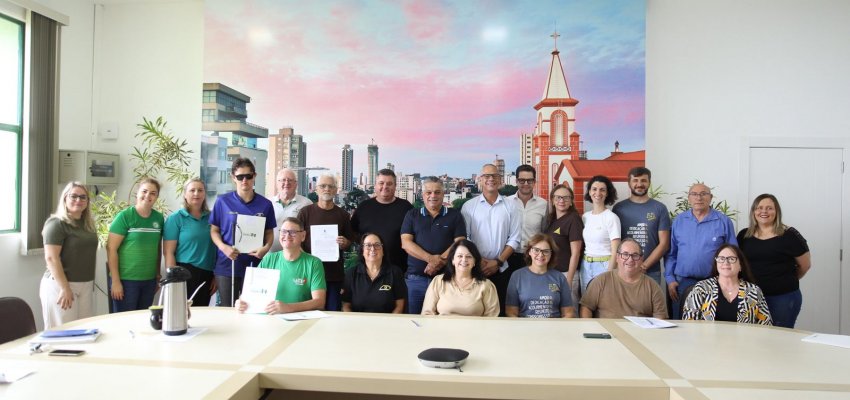 Prefeitura assina conv&ecirc;nios com entidades chapecoenses