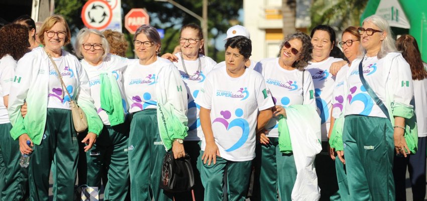Programa Superidade realiza aul&atilde;o de gin&aacute;stica e entrega agasalhos esportivos em Chapec&oacute;