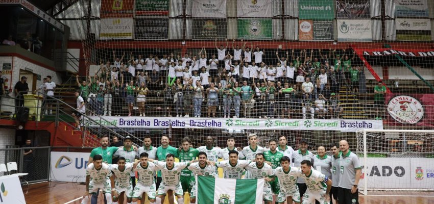 Torcida verde-branca d&aacute; show na despedida da Chape Futsal na Supercopa