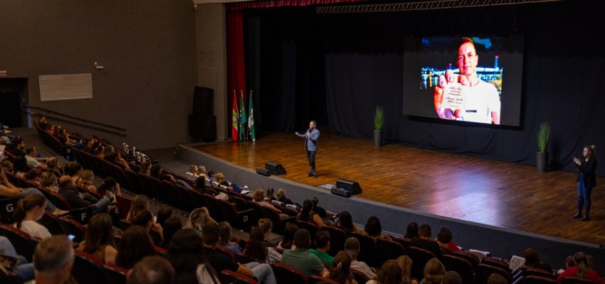 Secretaria de Educa&ccedil;&atilde;o re&uacute;ne fam&iacute;lias em palestra sobre a import&acirc;ncia da educa&ccedil;&atilde;o