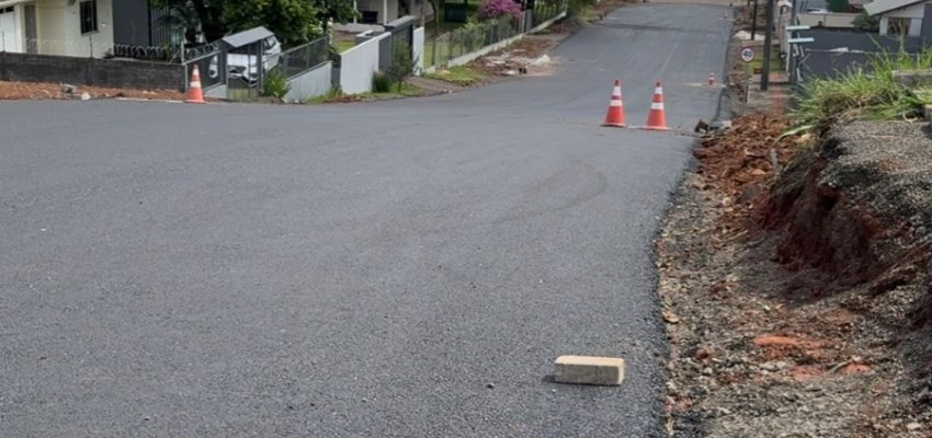 Tapete Preto: Rua Graja&uacute;, no bairro Universit&aacute;rio, recebe asfalto