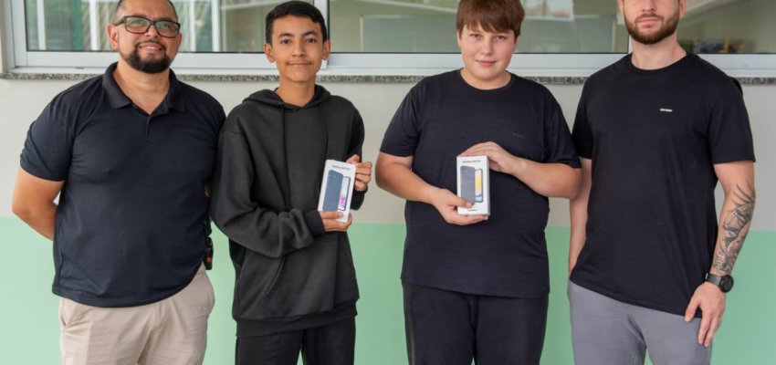 Estudantes da EBM Diogo Alves da Silva ganham pr&ecirc;mio do curso �Meu Aplicativo�