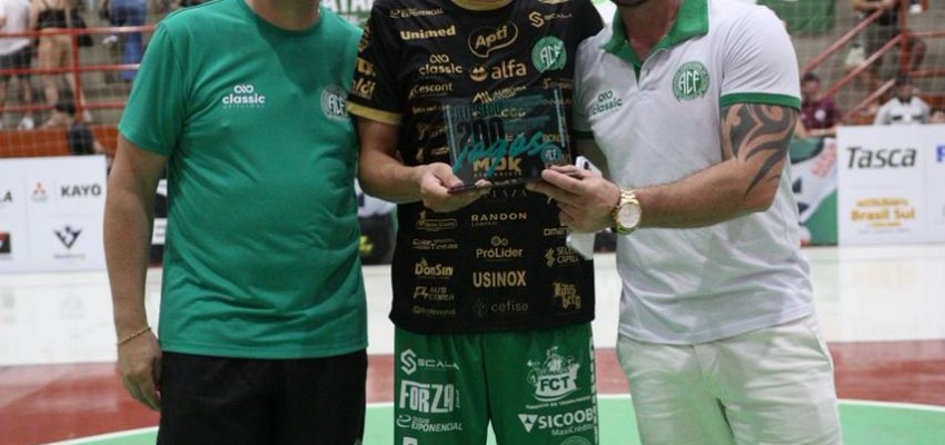 Ala Jefe Seco recebe placa pelos 200 jogos com a camisa da Chape Futsal